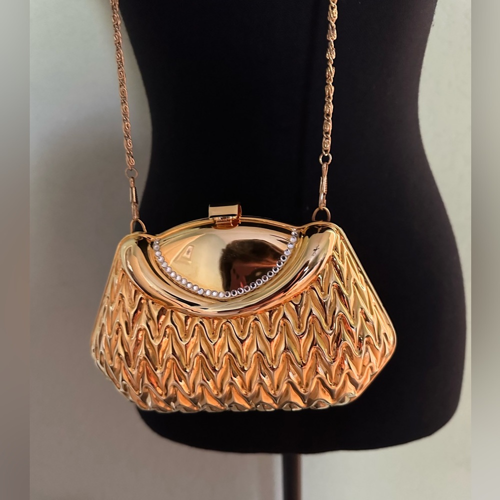 Gold Original 1980s Vintage Bags,
A GOLD SHELL-RHINESTONE CLUTCH PURSE NWOT. - Picture 4 of 10
